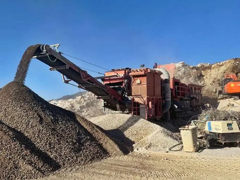 Máquina trituradora procesando escombros para convertirlos en áridos reciclados de alta calidad para la venta en Santiago.