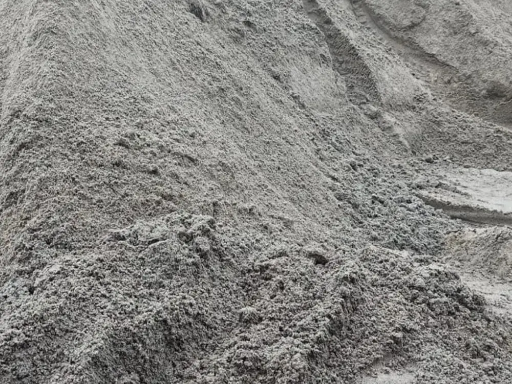 Montón de arena fina para estuco, ideal para preparar morteros y revoques lisos, disponible para la venta en Santiago.