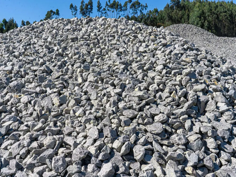Gran acopio de grava para la venta en Santiago, árido utilizado en la fabricación de hormigón resistente y bases para construcción.