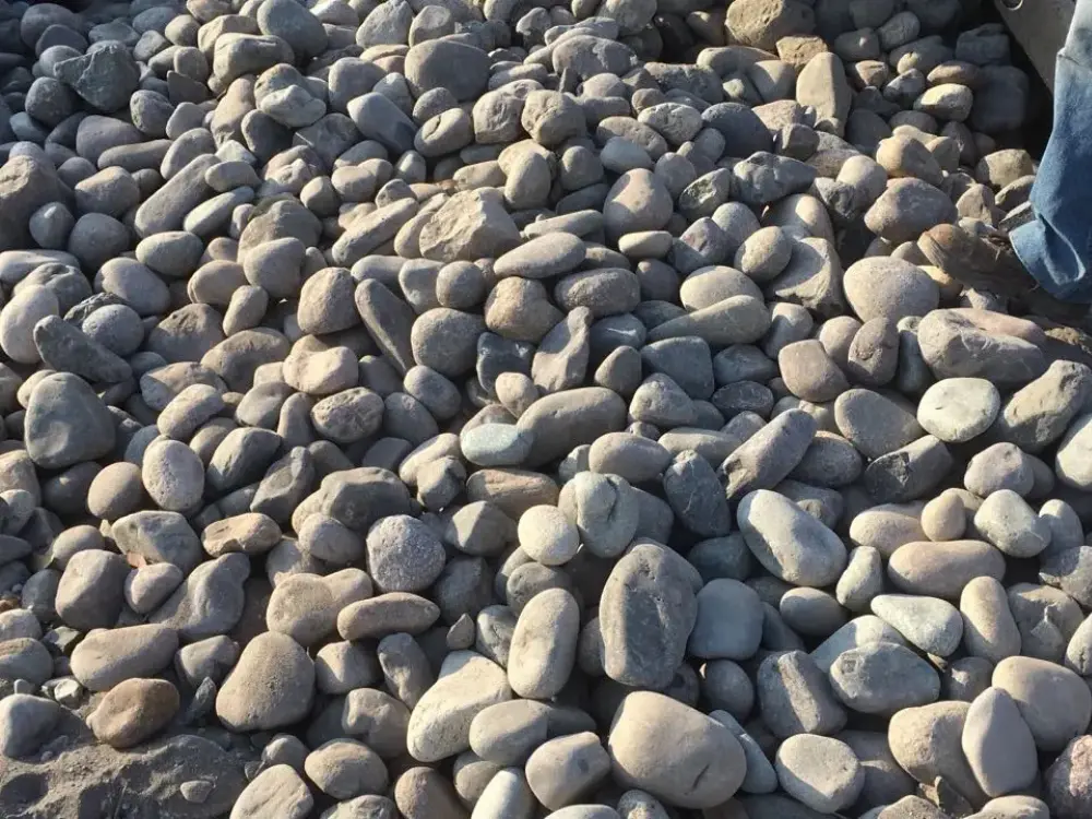 Piedras bolón de río para la venta, utilizadas en proyectos de paisajismo, drenaje y construcción de gaviones en Santiago.