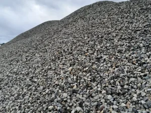 Gran acopio de grava chancada 1 1/2" en la planta de Escombro Áridos, lista para despacho a obras.
