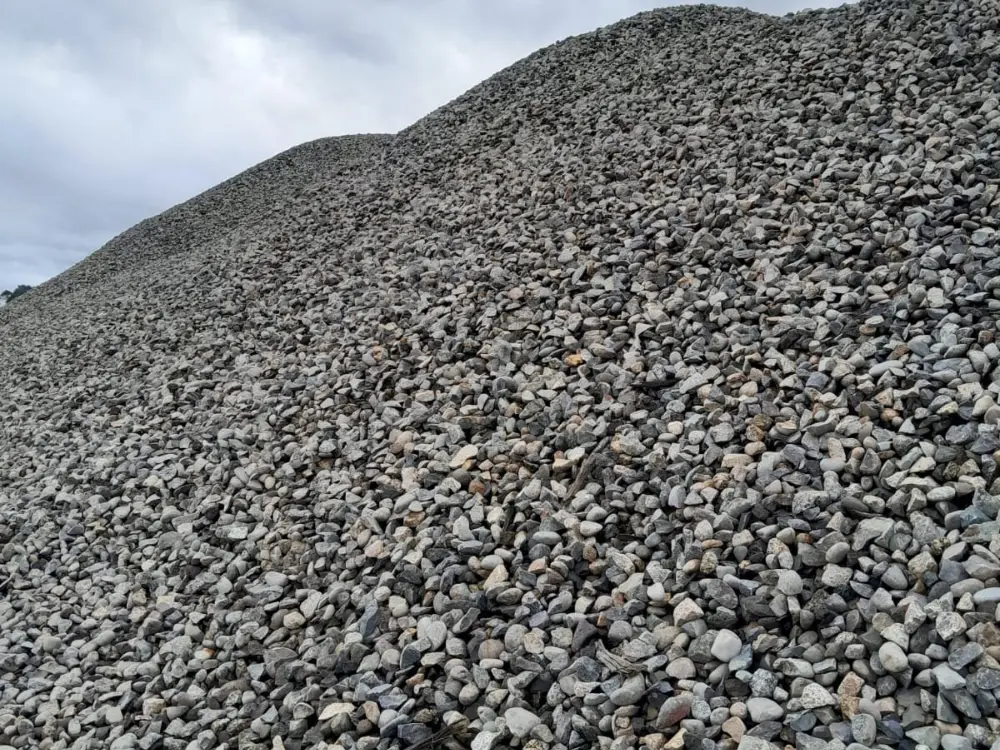 Gran acopio de grava chancada 1 1/2" en la planta de Escombro Áridos, lista para despacho a obras.