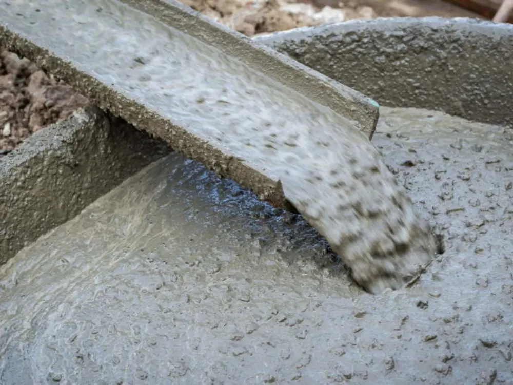 Hormigón fresco siendo vertido, preparado con áridos de alta calidad de Escombro Áridos.