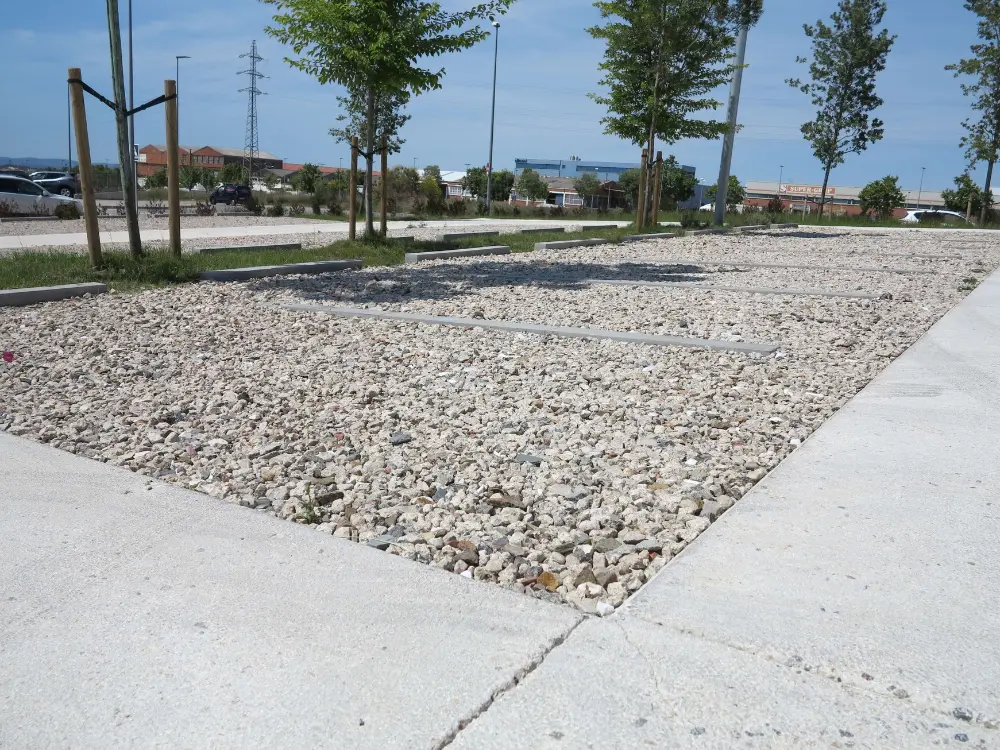 Estacionamiento construido con gravilla de colores claros, un árido para superficies vendido por Escombro Áridos.