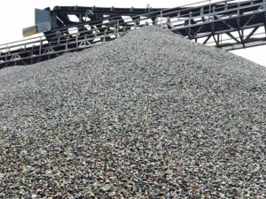 Acopio de grava triturada en una planta de producción, lista para la venta y distribución como material de construcción por la empresa Escombros Áridos