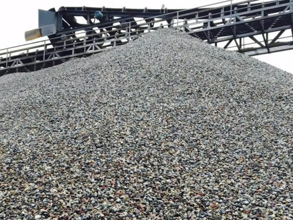 Acopio de grava triturada en una planta de producción, lista para la venta y distribución como material de construcción por la empresa Escombros Áridos
