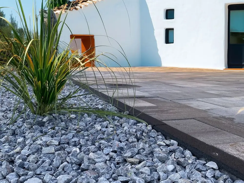 Gran Montaña de Grava Procesada en Planta de Áridos