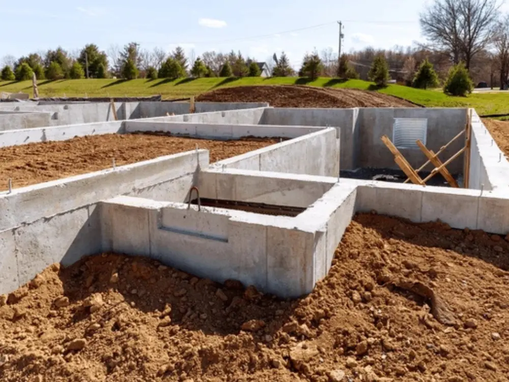 Cimientos de hormigón para una nueva edificación, cuya base sólida depende de áridos de calidad como la grava y arena de Escombros Áridos.
