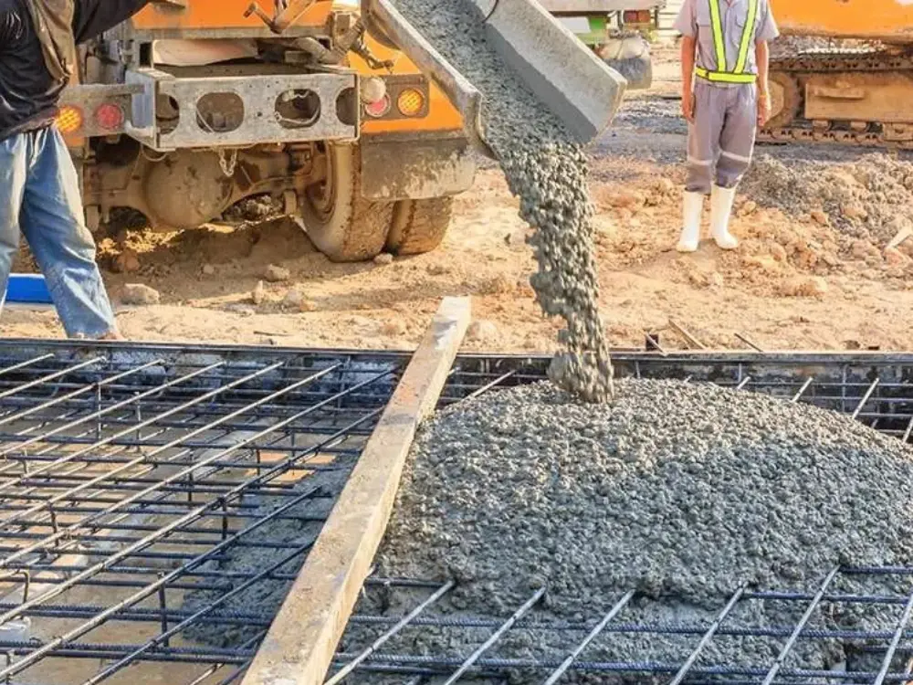 Camion-Descargando-Gravilla-Construccion