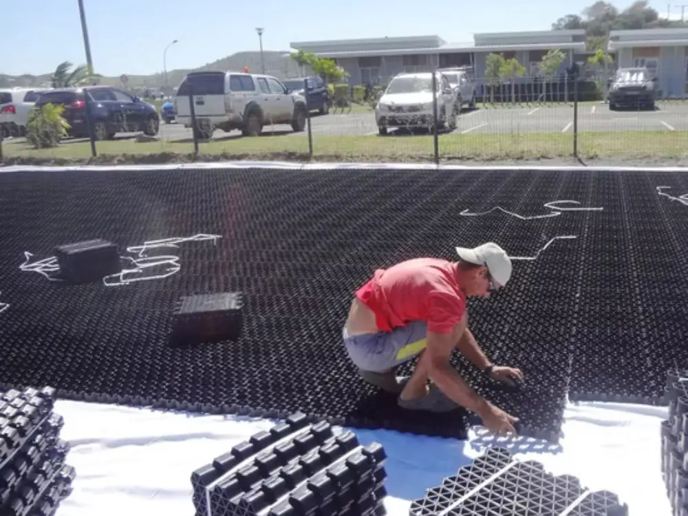 Instalación de rejillas plásticas estabilizadoras para crear una base firme y duradera de gravilla para estacionamiento. Escombros Áridos apoya proyectos con soluciones de alto rendimiento.