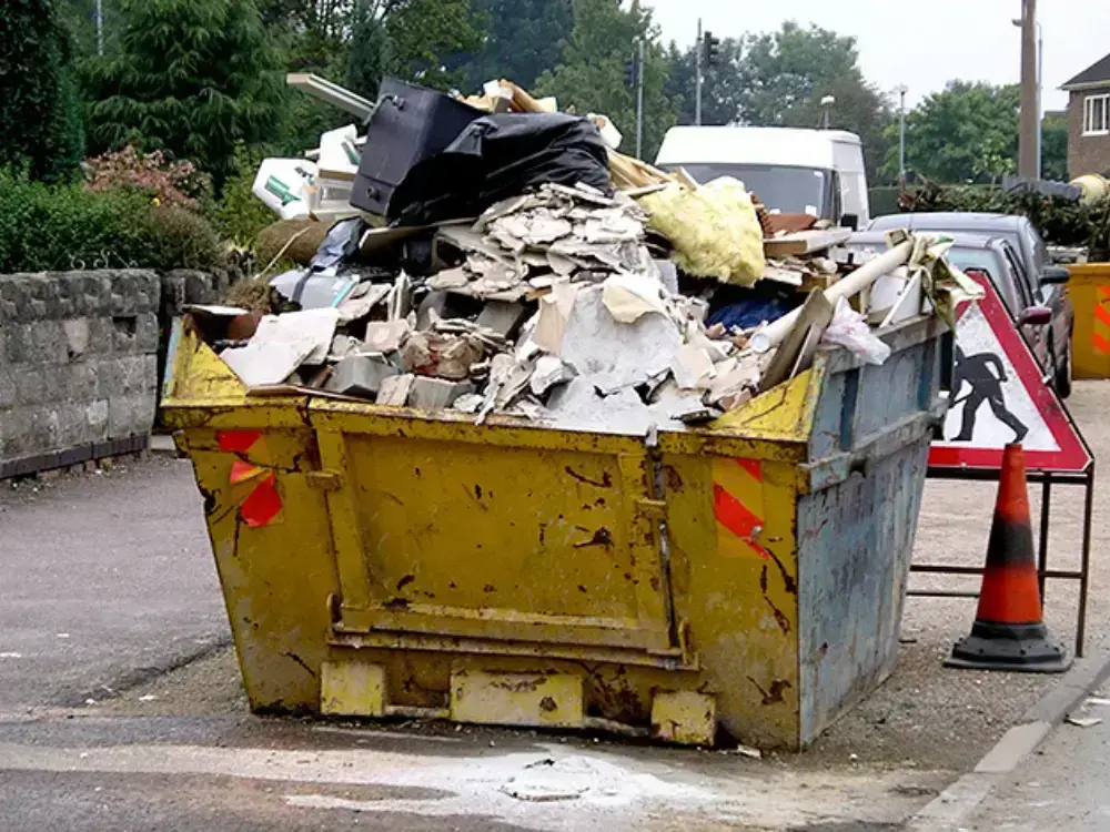 Retiro de escombros Puente Alto con contenedor en vía pública, residuos de demolición y basura voluminosa listos para sacar y traslado a botadero autorizado.
