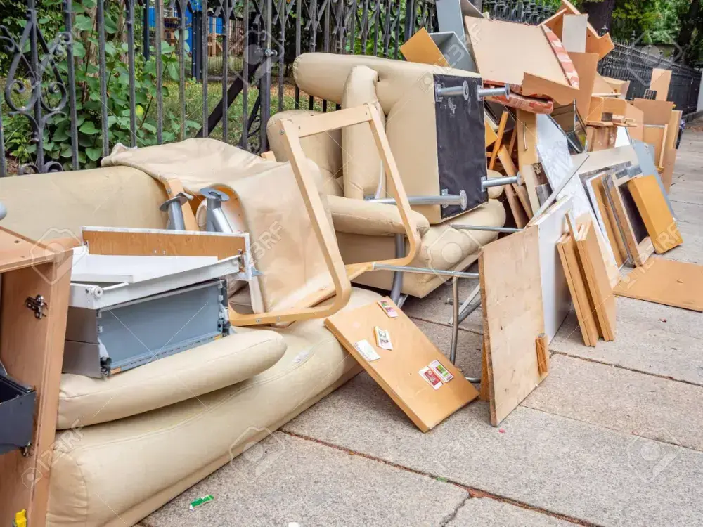 Retiro de basura Puente Alto: muebles y cachureos grandes en la vereda listos para recoger y trasladar, servicio de basura voluminosa y sacar escombros.