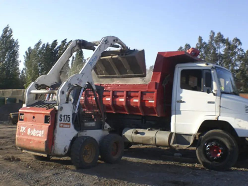 retiro de escombros en La Florida en faena a cielo abierto.
