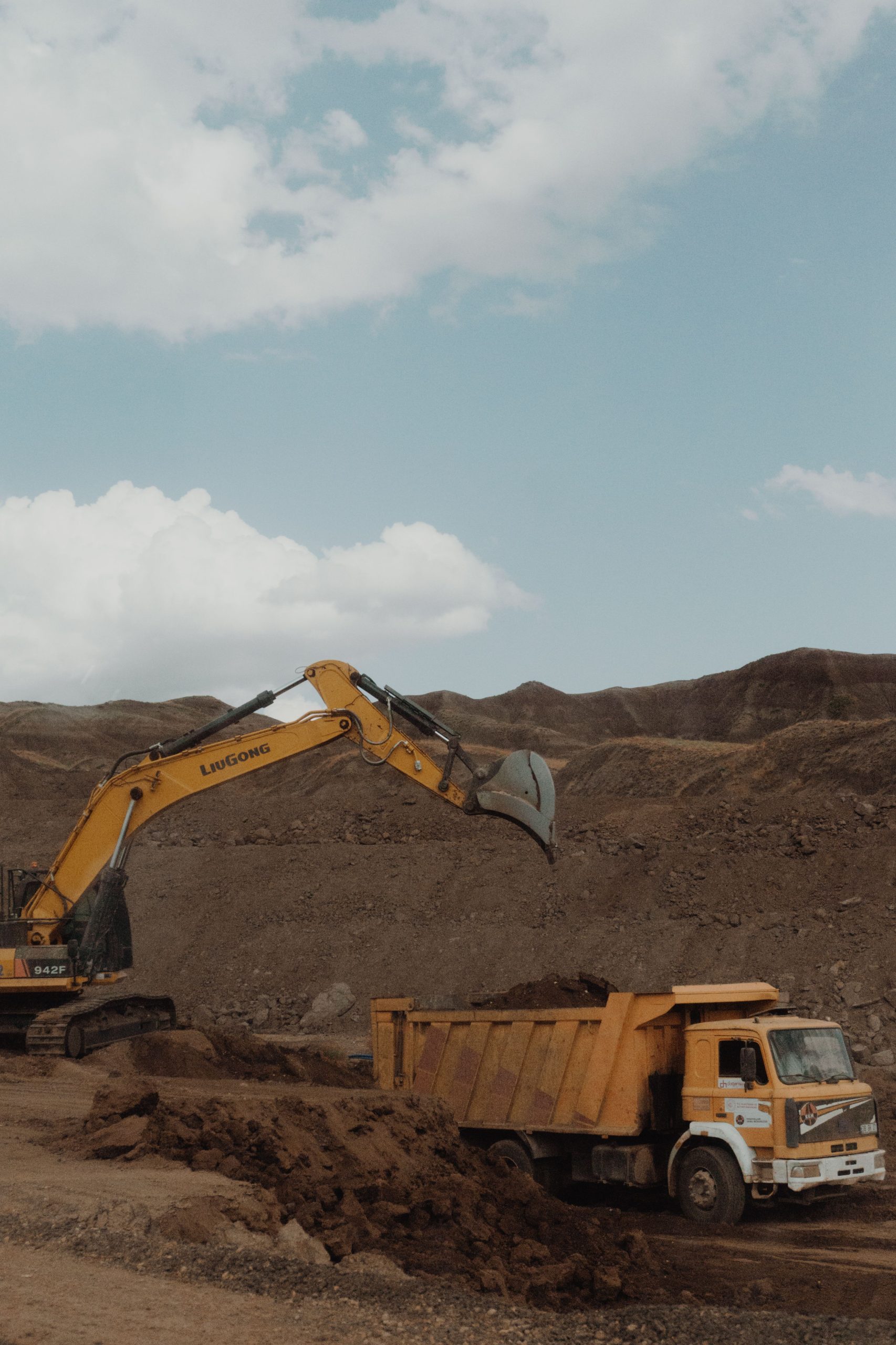 Gran pila de escombros y residuos de construcción listos para retiro