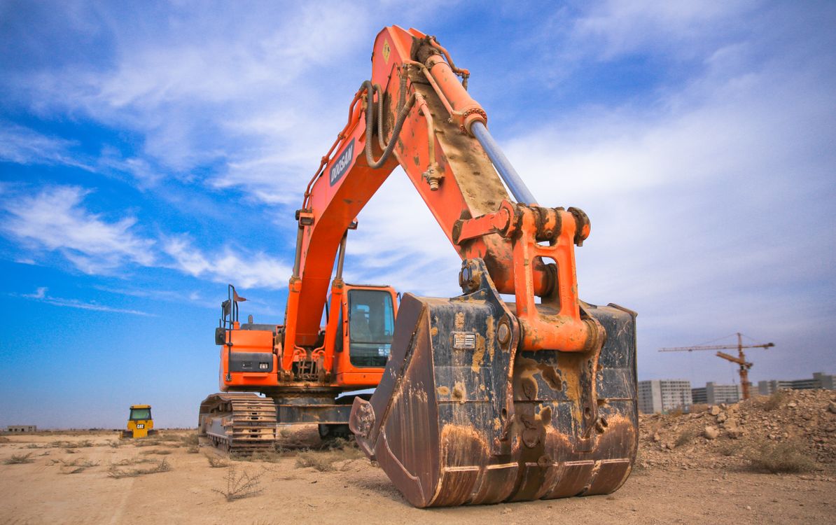 Contenedor con escombros de demolición en una obra