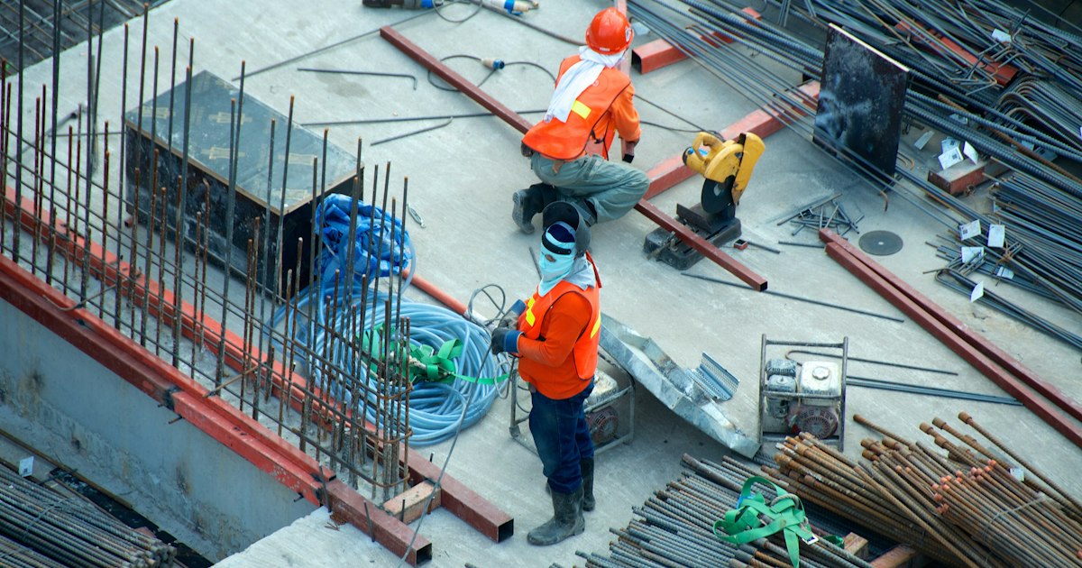 Sitio de construcción con escombros y materiales acumulados en Santiago