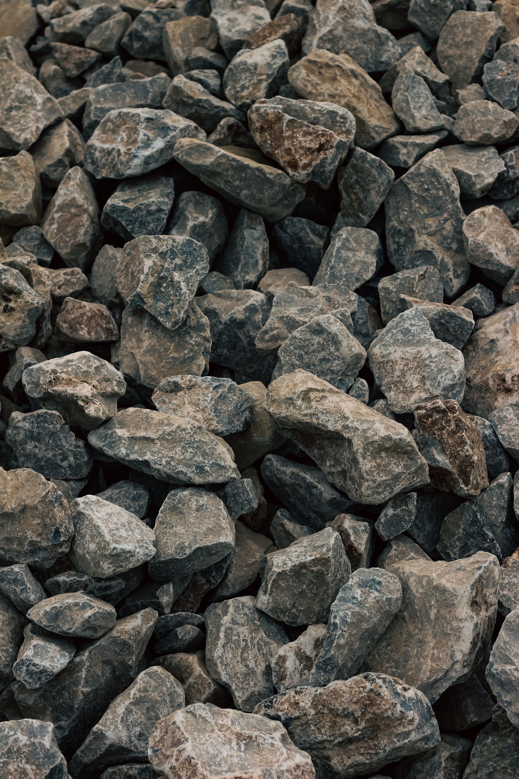 Primer plano de una pila de gravilla gris usada en construcción
