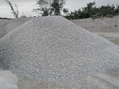 Gran acopio de ripio o grava gris para construcción. Este árido es ideal para bases, drenajes y hormigones. Material de calidad para la venta de áridos de Escombros Áridos en Santiago.