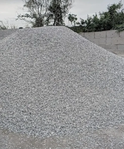Gran acopio de ripio o grava gris para construcción. Este árido es ideal para bases, drenajes y hormigones. Material de calidad para la venta de áridos de Escombros Áridos en Santiago.