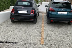 Estacionamiento residencial con gravilla clara, ideal para un estilo estético y funcional. La mejor gravilla para estacionamiento provista por Escombros Áridos.