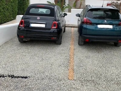 Estacionamiento residencial con gravilla clara, ideal para un estilo estético y funcional. La mejor gravilla para estacionamiento provista por Escombros Áridos.