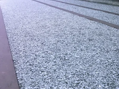 Primer plano de gravilla decorativa o árido para caminos y paisajismo, esencial para proyectos de construcción y jardinería de Escombros Áridos en Santiago.