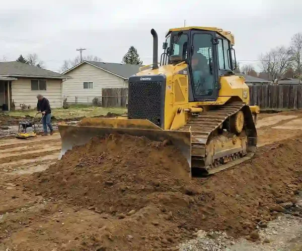 camion rellenando con tierra de relleno un camino